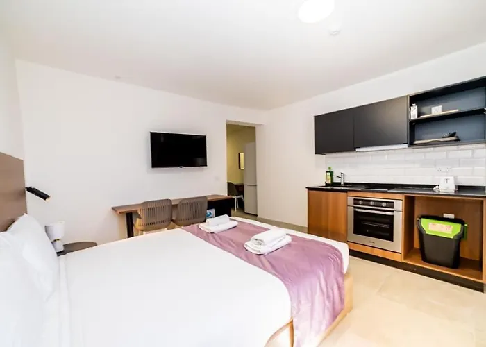 Bright & Cozy - By Hostmt *