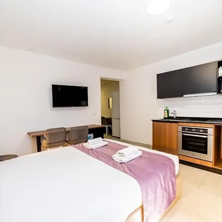 Bright & Cozy - By Hostmt *